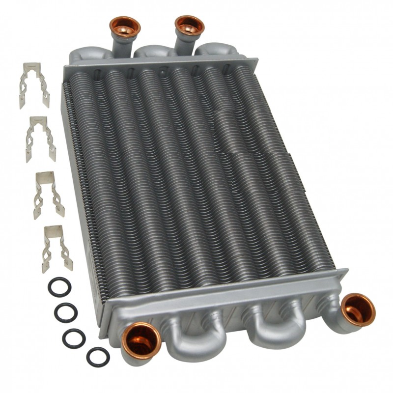 scambiatore grigio in acciaio con attacchi in rame