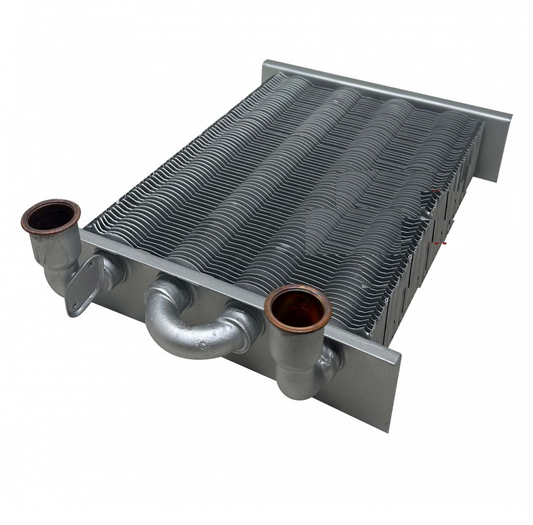 Scambiatore primario per caldaia Emmeti Lola N24K, codice BI1572100 – ricambio originale con struttura metallica alettata e tubazioni in rame, progettato per garantire un efficiente trasferimento del calore nel circuito primario degli impianti di riscaldamento murali a condensazione.