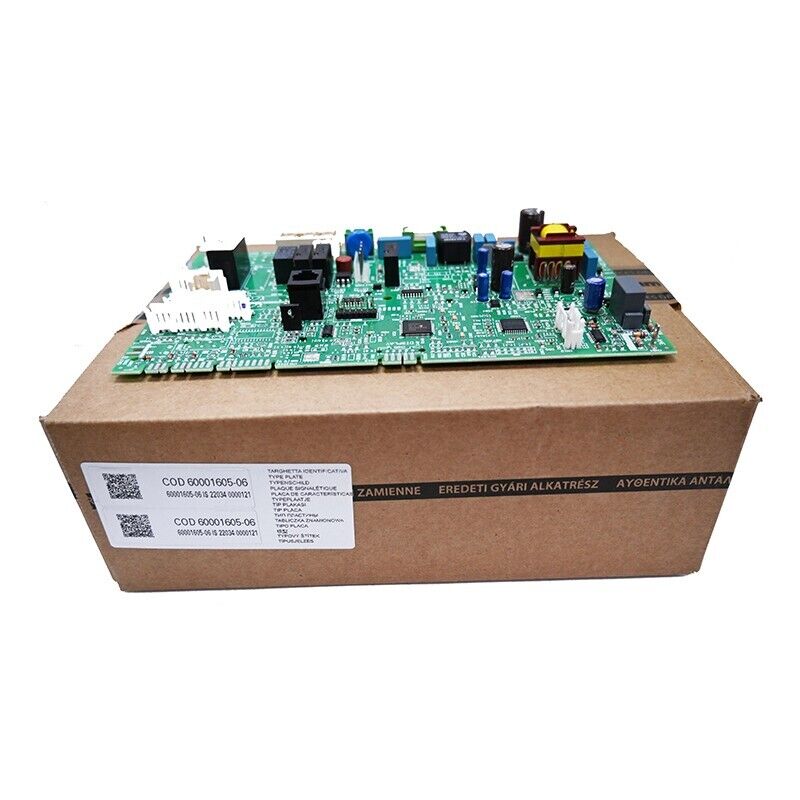 scheda verde con cablaggi