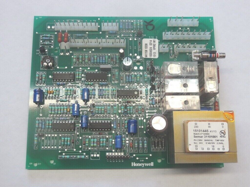 scheda verde con cablaggi