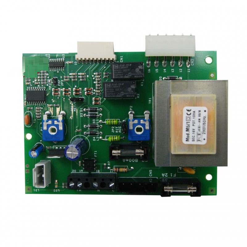 scheda verde con relè e cablaggi