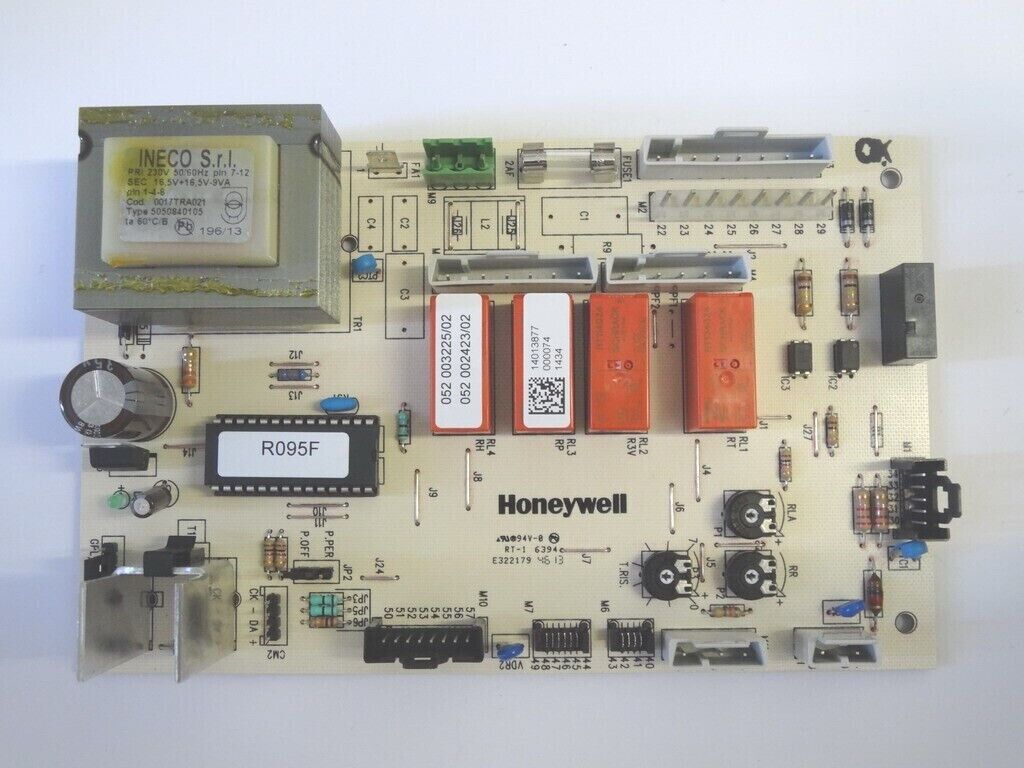 scheda avorio con cablaggi