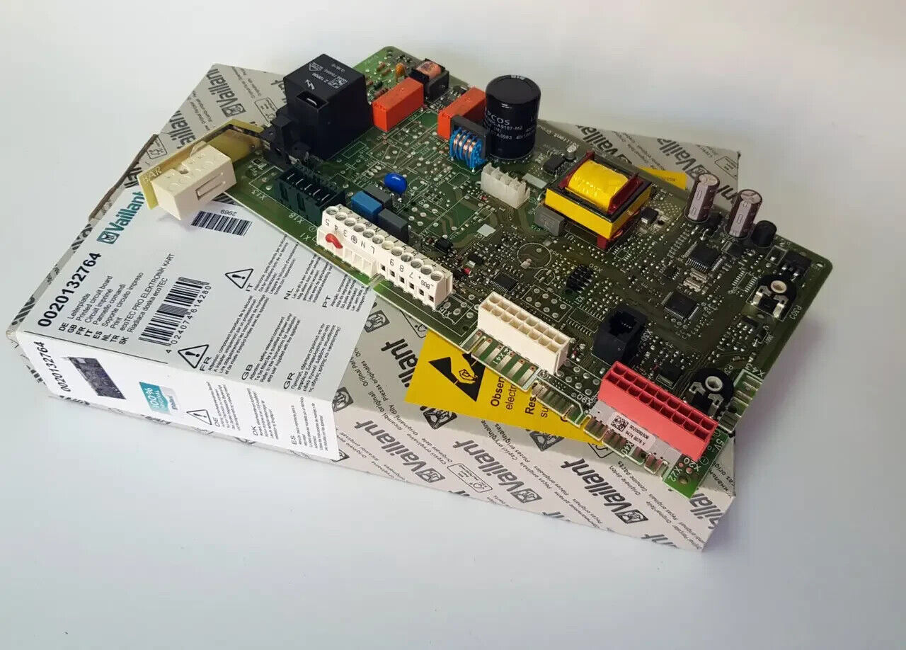 scheda elettronica verde con scatola