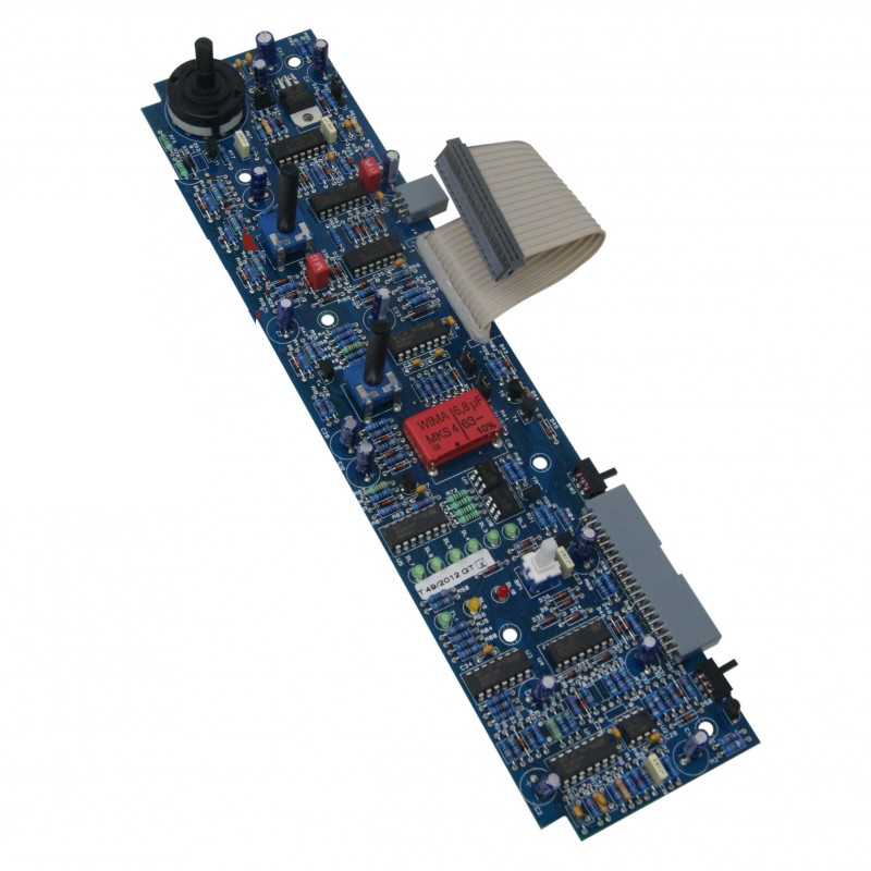 scheda elettronica blu con cablaggi rossi