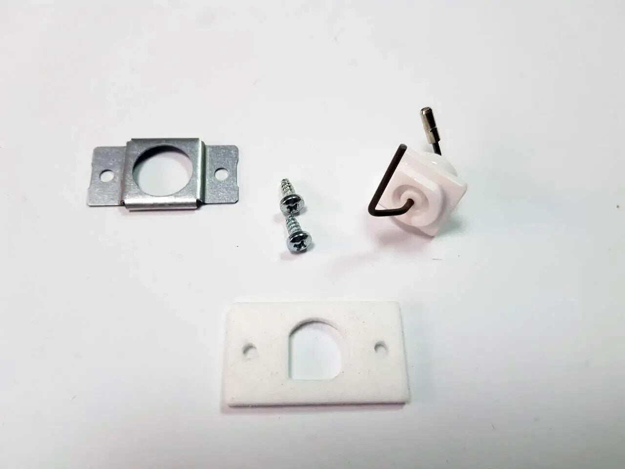 candeletta bianca con viti e staffe