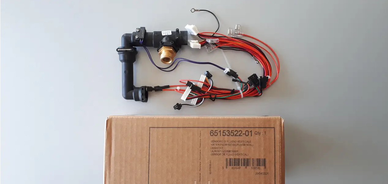 sensore flusso nero con cavi e cablaggi