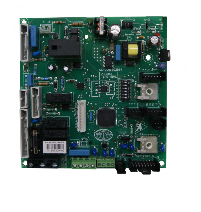 scheda verde quadrata con cablaggi