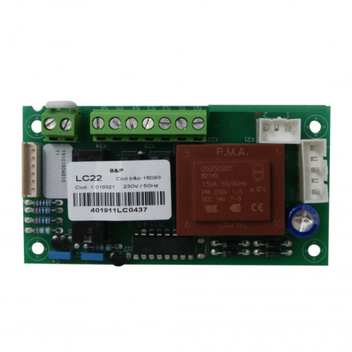 scheda rettangolare verde con rele marrone