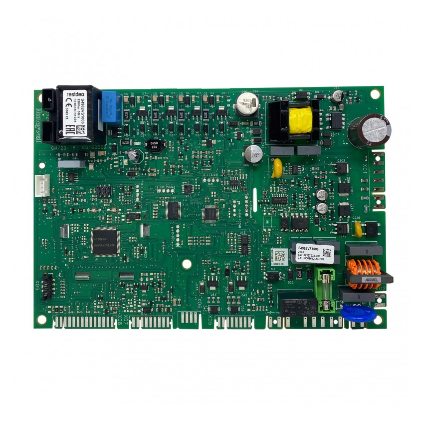 scheda elettronica verde quadrata con cablaggi