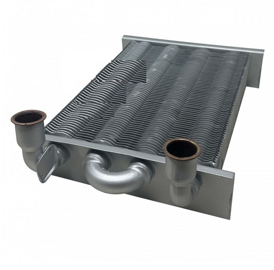 Scambiatore primario originale per caldaie Savio e Biasi, codice BI1572101, compatibile con modelli Actaevo, Basica e Rinnova – composto da corpo in lega metallica con finitura argentata, collettori laterali in rame per ingresso e uscita dell’acqua, alette dissipanti ad alta efficienza termica per il trasferimento del calore nel circuito primario di riscaldamento