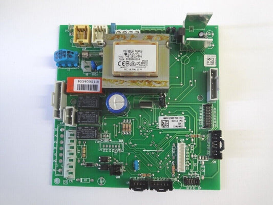 scheda elettronica verde con cablaggi e relè