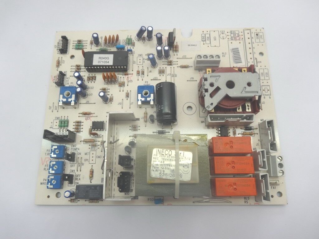 scheda avorio con cablaggi elettronici