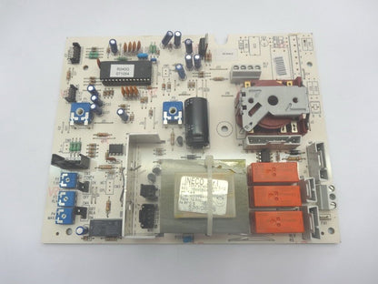 scheda avorio con cablaggi elettronici