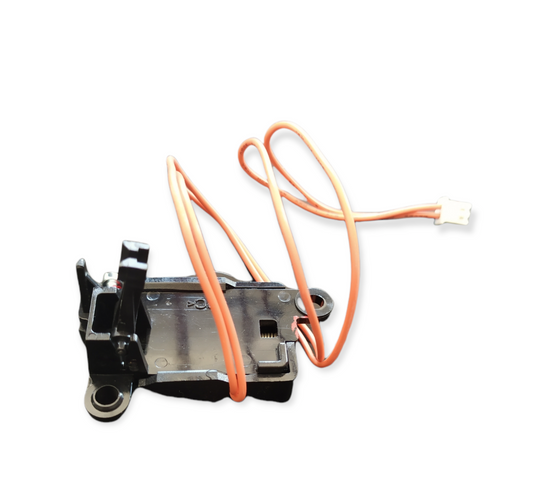 microinterruttore nero con filo arancione